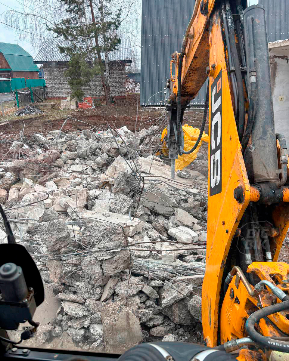 Гидромолот RAY RHB68 с экскаватором-погрузчиком JCB