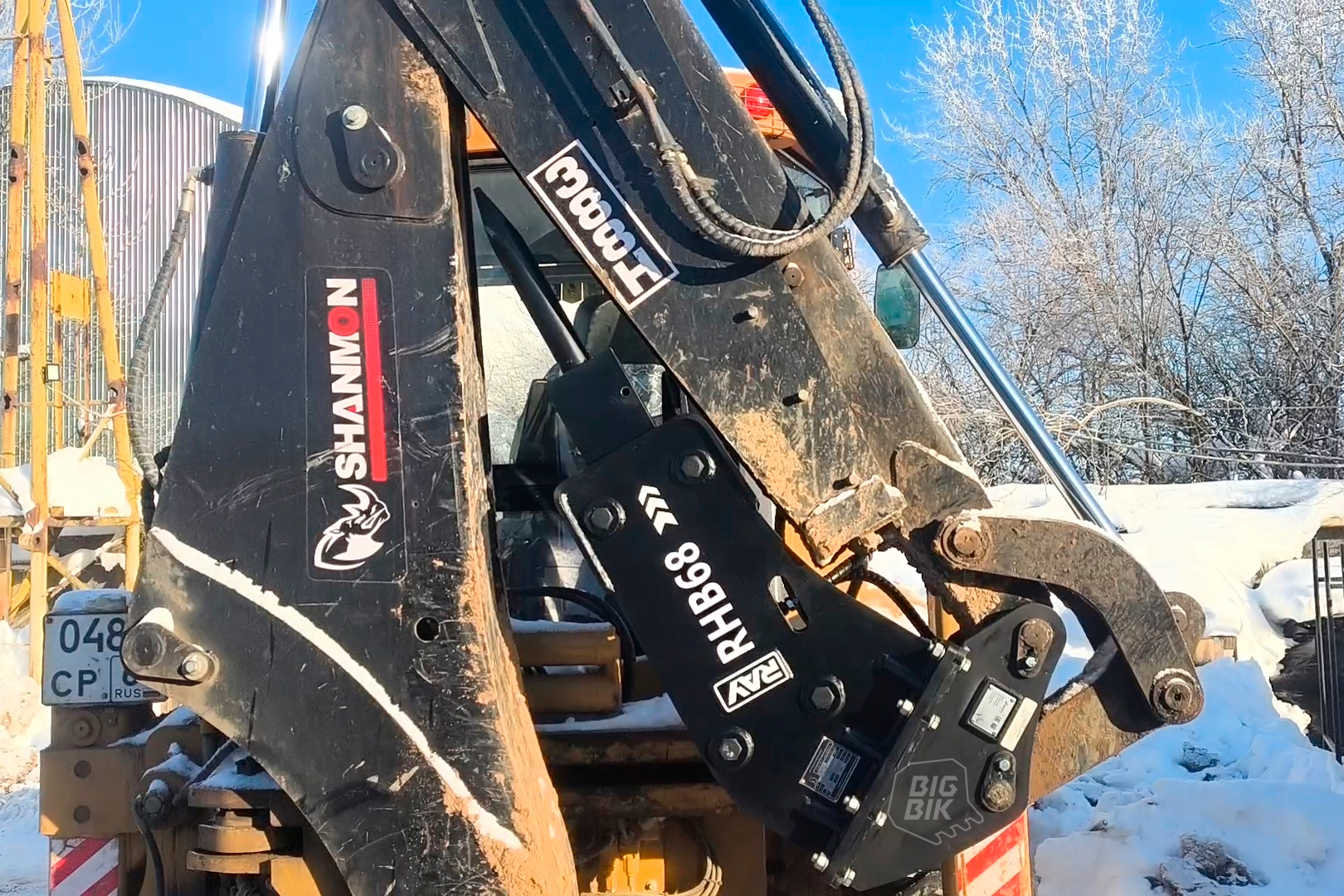 Гидромолот RAY RHB68 в транспортном положении на экскаваторе погрузчике