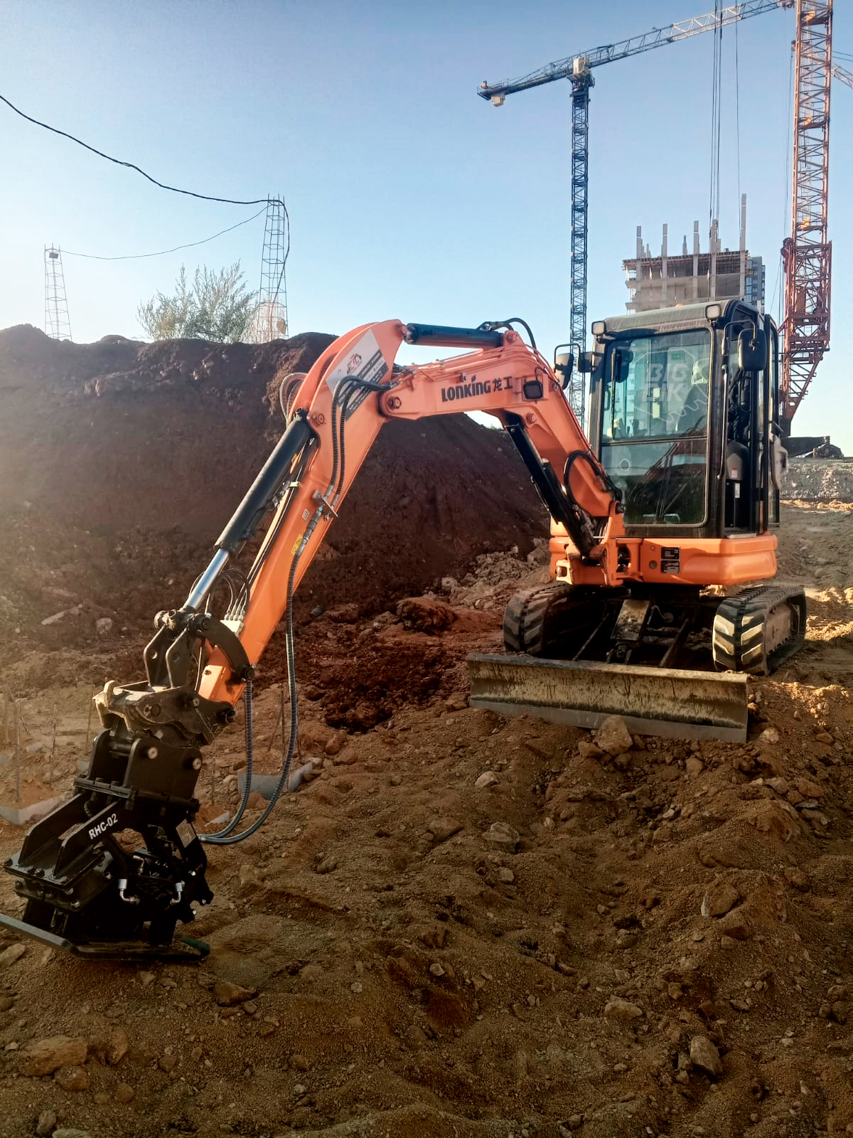 Виброплита RAY RHC02 установлена на мини-экскаваторе Lonking