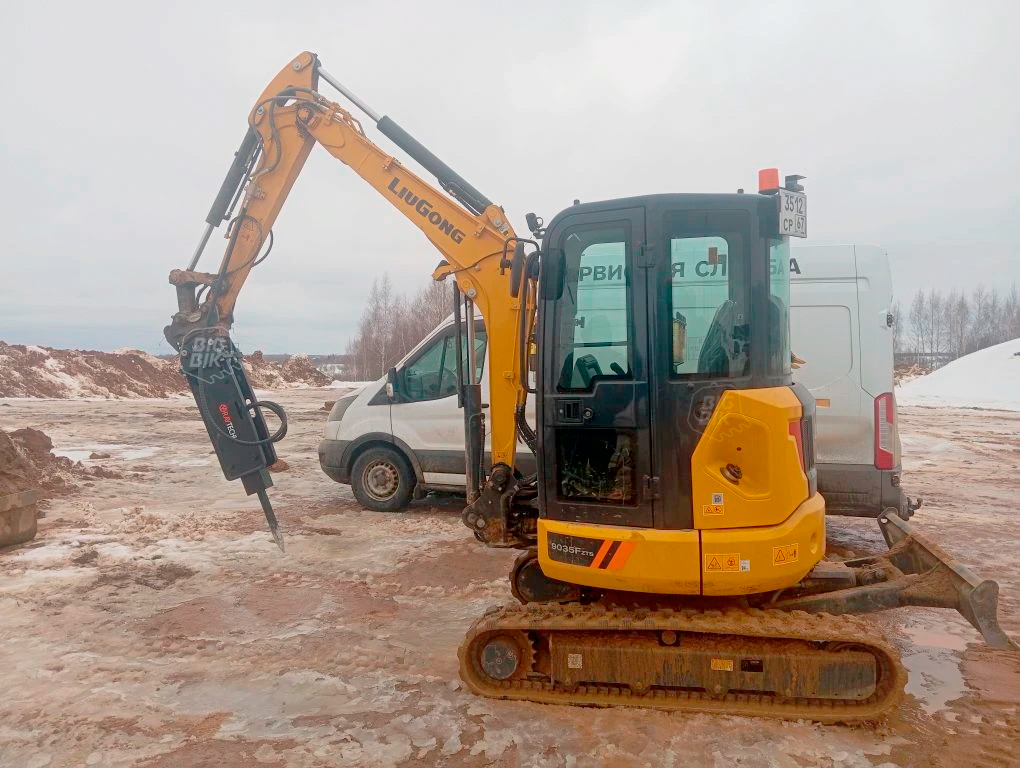 Гидромолот RAY RHB53 установлен на экскаваторе LiuGong