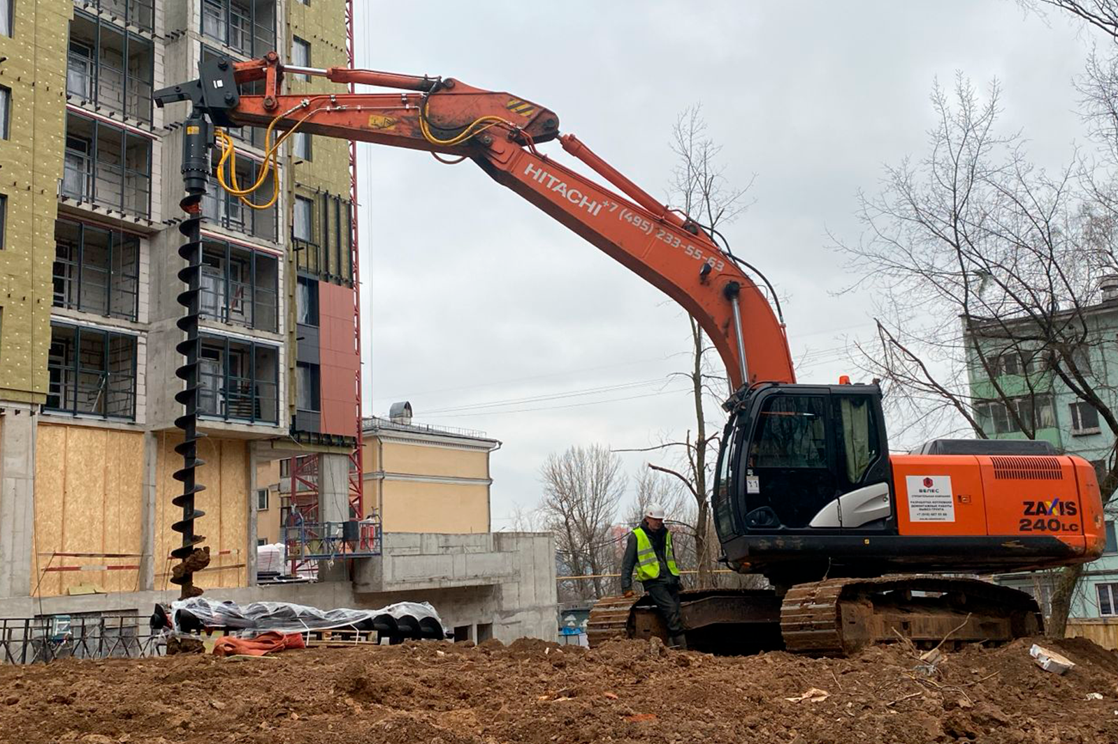 Гусеничный экскаватор Hitachi ZX240 с гидровращателем RAY REA 25000 и винтовой секцией