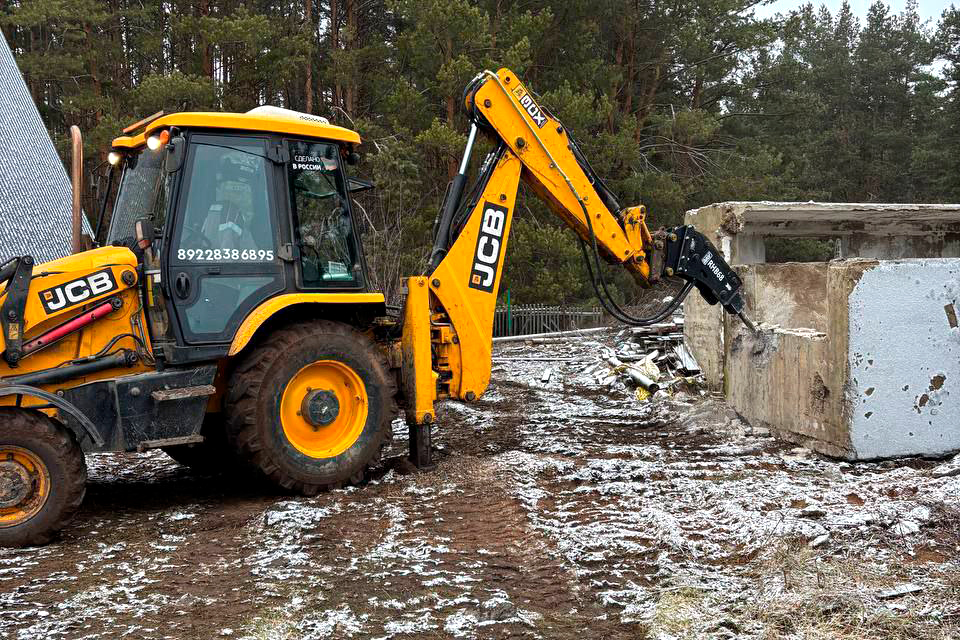 Экскаватор-погрузчик JCB3CX с гидромолотом RAY RHB68