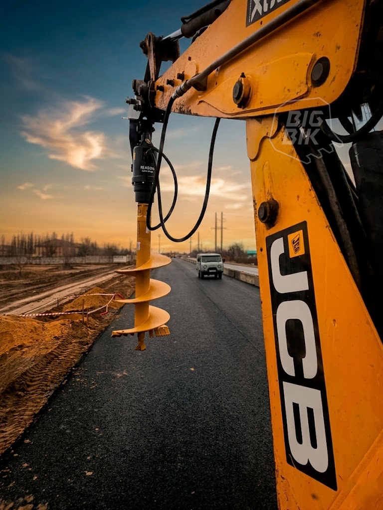 Гидровращатель RAY REA8000 и экскаватор-погрузчик JCB 3CX